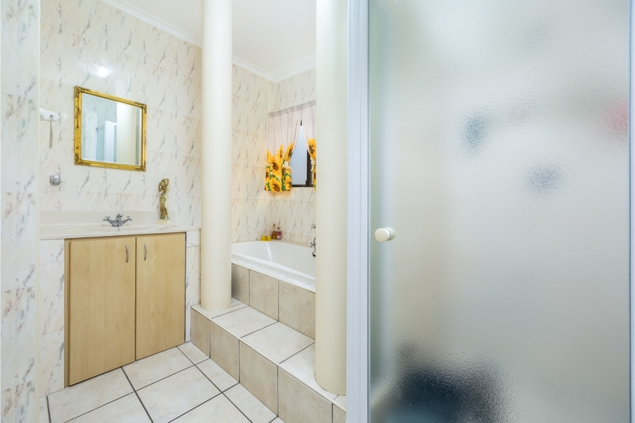 9 Bedroom Property for Sale in Vierlanden Western Cape